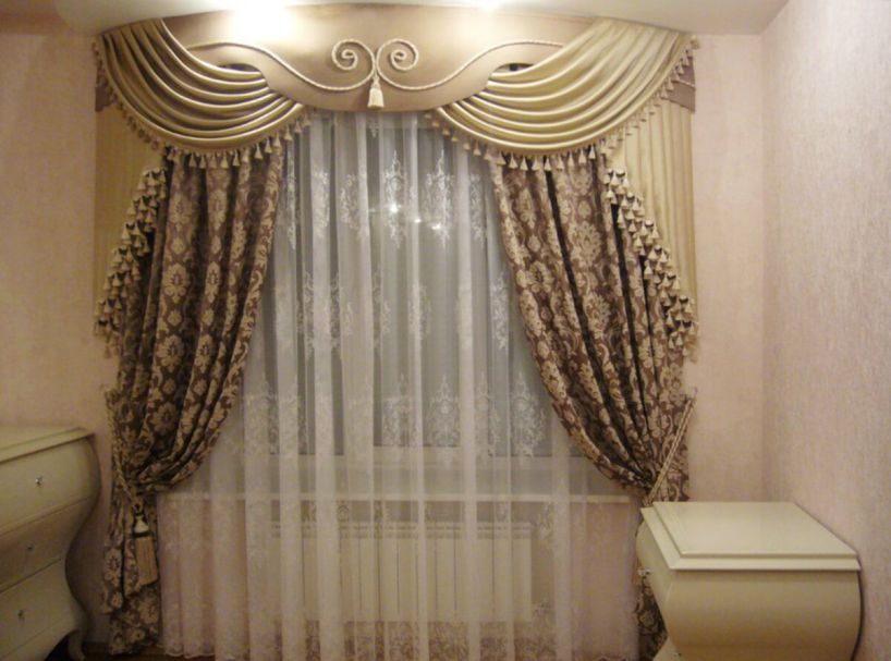 Изысканные шторы для гостиной с ламбрекеном